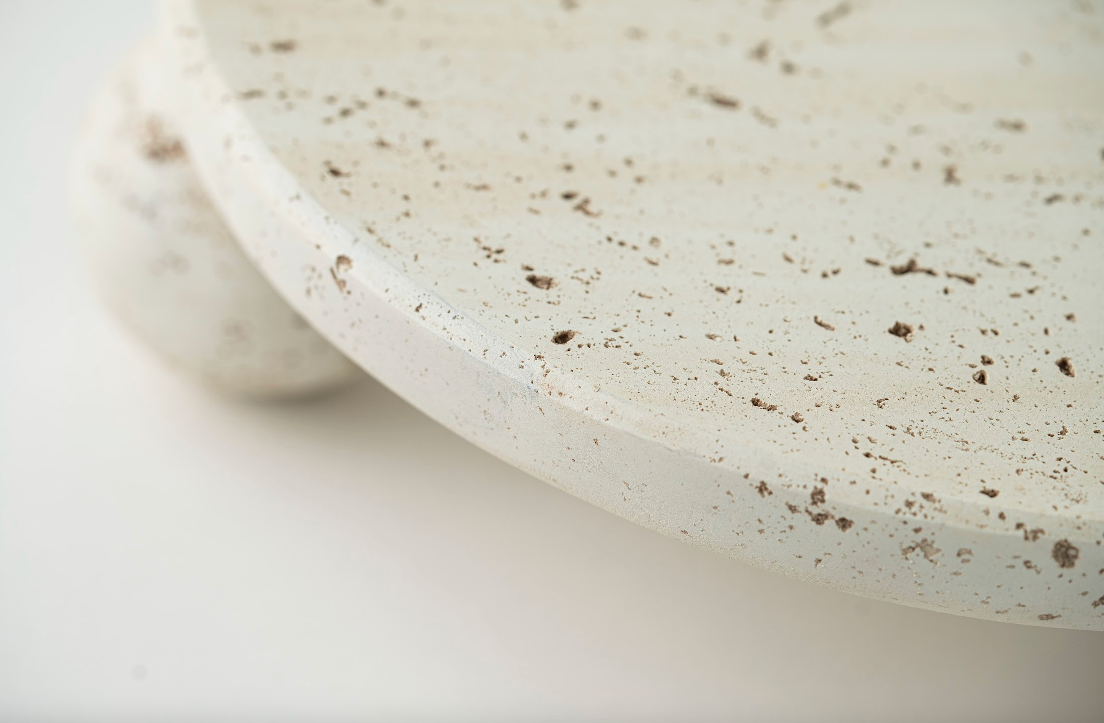 TRAVERTINE PATTERN ROUND FOOTED PLATE - BEIGE