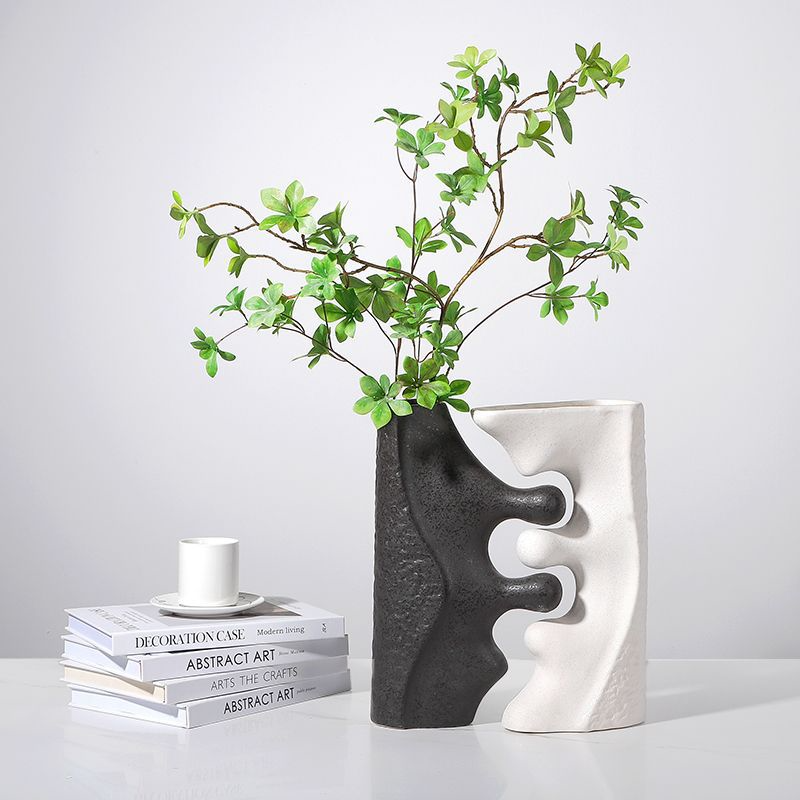 THE STREAMLINE CROSS VASE - BLACK